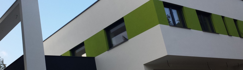 Bildausschnitt moderne Villa mit weiss-grüner Fassade und Design-Rahmen über der Terrasse